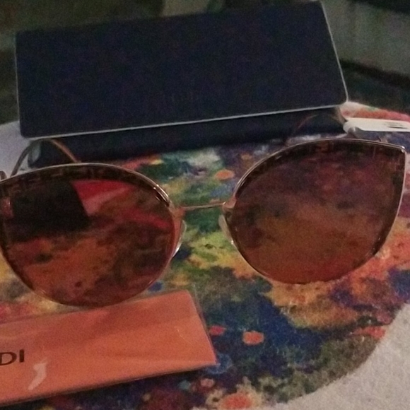 Fendi Sunglasses - Picture 6 of 8